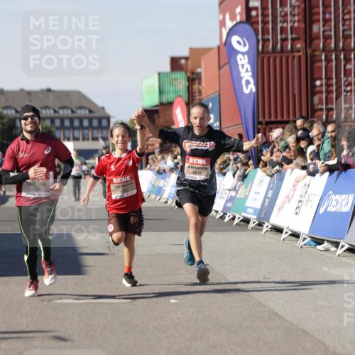 03.10.2025 - Köhlbrandbrückenlauf Jannik Wohlers http://msf.ph/oto/9101975 03.10.2025 12:57:19 Ziel 4080, 4150, 4186, 4251, 5699, 5926, 6015, 6629, 6819 meine-sportfotos.de
