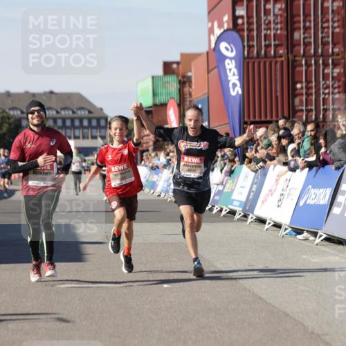03.10.2025 - Köhlbrandbrückenlauf Jannik Wohlers http://msf.ph/oto/9101984 03.10.2025 12:57:19 Ziel 4080, 4150, 4186, 4251, 5699, 5926, 6015, 6629, 6819 meine-sportfotos.de