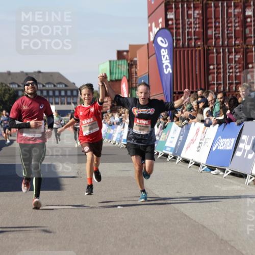 03.10.2025 - Köhlbrandbrückenlauf Jannik Wohlers http://msf.ph/oto/9101991 03.10.2025 12:57:19 Ziel 4080, 4150, 4186, 4251, 5699, 5926, 6015, 6629, 6819 meine-sportfotos.de