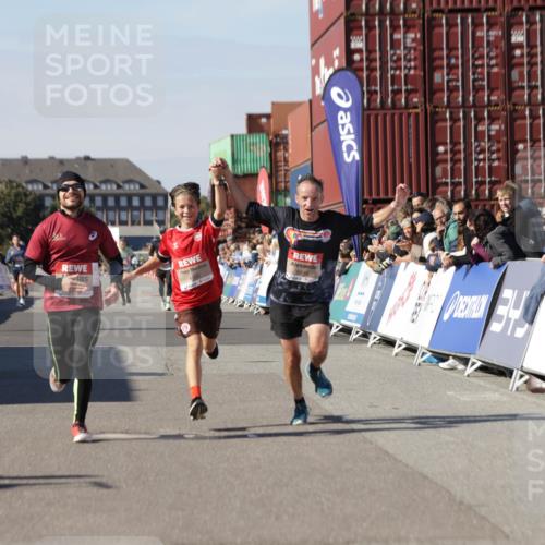 03.10.2025 - Köhlbrandbrückenlauf Jannik Wohlers http://msf.ph/oto/9101999 03.10.2025 12:57:19 Ziel 4080, 4150, 4186, 4251, 5699, 5926, 6015, 6629, 6819 meine-sportfotos.de