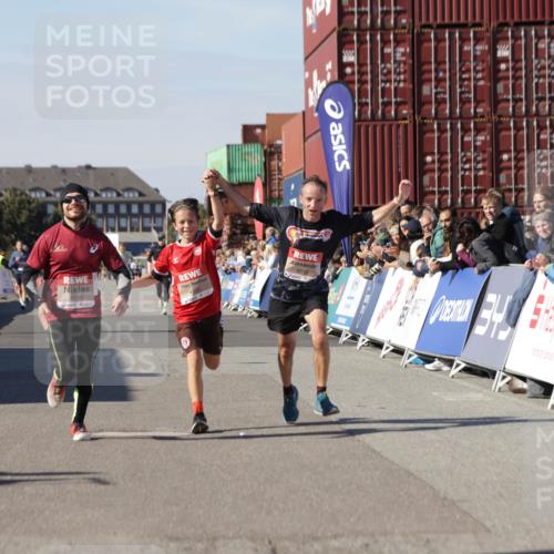 03.10.2025 - Köhlbrandbrückenlauf Jannik Wohlers http://msf.ph/oto/9102009 03.10.2025 12:57:19 Ziel 4080, 4150, 4186, 4251, 5699, 5926, 6015, 6629, 6819 meine-sportfotos.de