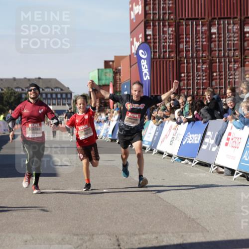 03.10.2025 - Köhlbrandbrückenlauf Jannik Wohlers http://msf.ph/oto/9102017 03.10.2025 12:57:19 Ziel 4080, 4150, 4186, 4251, 5699, 5926, 6015, 6629, 6819 meine-sportfotos.de