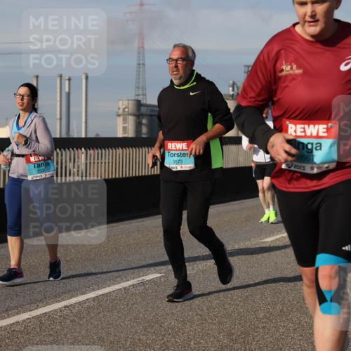 03.10.2025 - Köhlbrandbrückenlauf Lena Gebhardt http://msf.ph/oto/9102025 03.10.2025 10:11:49 Position 2 2530, 3673, 2667 meine-sportfotos.de