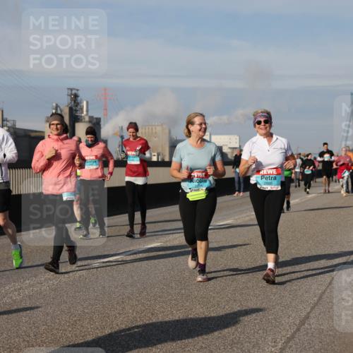 03.10.2025 - Köhlbrandbrückenlauf Lena Gebhardt http://msf.ph/oto/9102078 03.10.2025 10:11:50 Position 2 2894, 2895 meine-sportfotos.de