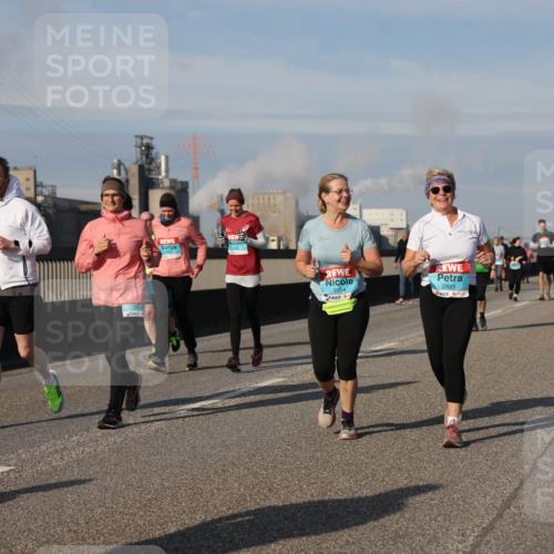 03.10.2025 - Köhlbrandbrückenlauf Lena Gebhardt http://msf.ph/oto/9102089 03.10.2025 10:11:50 Position 2 2894, 2895 meine-sportfotos.de