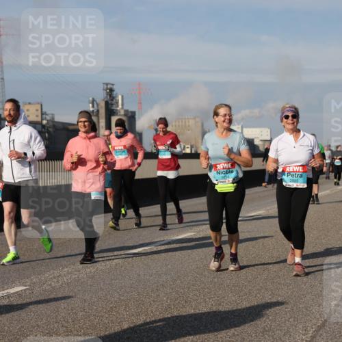 03.10.2025 - Köhlbrandbrückenlauf Lena Gebhardt http://msf.ph/oto/9102104 03.10.2025 10:11:50 Position 2 2894, 2895 meine-sportfotos.de