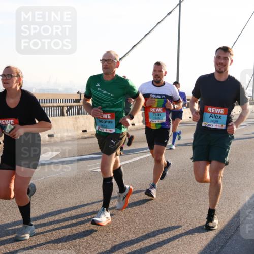 03.10.2025 - Köhlbrandbrückenlauf Strokosch-Dieckow http://msf.ph/oto/9102150 03.10.2025 09:23:10 Position 1 1248, 3659, 3658 meine-sportfotos.de