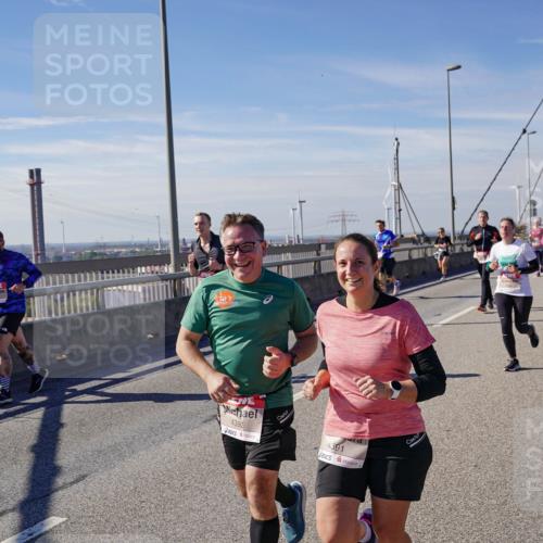 03.10.2025 - Köhlbrandbrückenlauf Michael Burmester http://msf.ph/oto/9102160 03.10.2025 12:47:16 Position 2 4392, 4391 meine-sportfotos.de