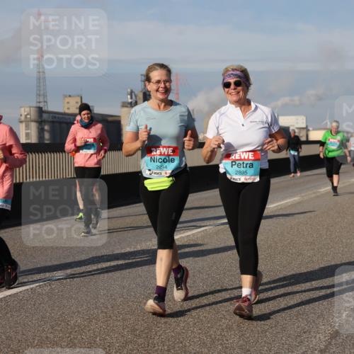 03.10.2025 - Köhlbrandbrückenlauf Lena Gebhardt http://msf.ph/oto/9102188 03.10.2025 10:11:51 Position 2 2894, 2895 meine-sportfotos.de