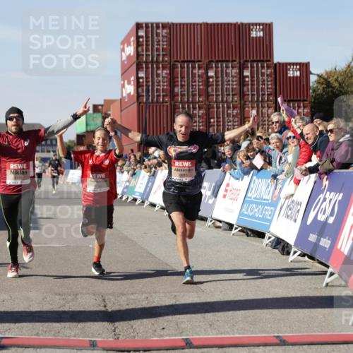 03.10.2025 - Köhlbrandbrückenlauf Jannik Wohlers http://msf.ph/oto/9102192 03.10.2025 12:57:20 Ziel 4150, 4186, 4251, 5699, 5926, 6015, 6629, 6819 meine-sportfotos.de