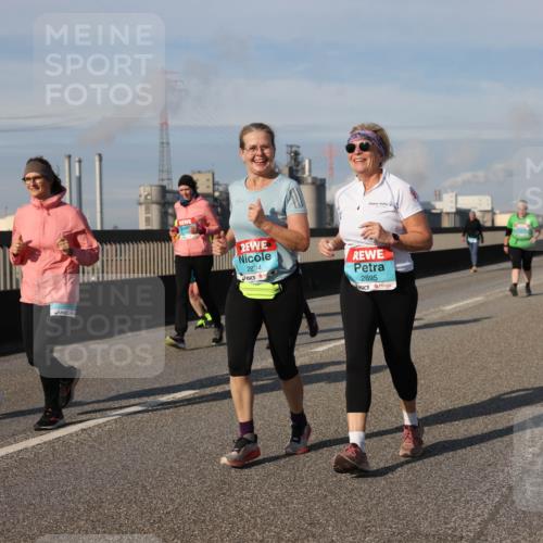 03.10.2025 - Köhlbrandbrückenlauf Lena Gebhardt http://msf.ph/oto/9102201 03.10.2025 10:11:51 Position 2 2894, 2895 meine-sportfotos.de
