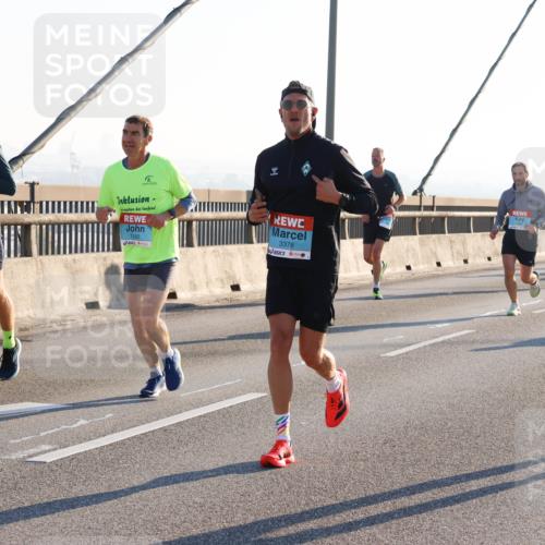 03.10.2025 - Köhlbrandbrückenlauf Strokosch-Dieckow http://msf.ph/oto/9102204 03.10.2025 09:23:23 Position 1 1182, 3378, 368 meine-sportfotos.de