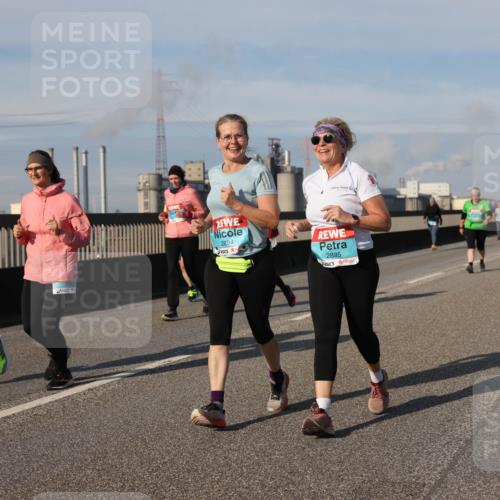 03.10.2025 - Köhlbrandbrückenlauf Lena Gebhardt http://msf.ph/oto/9102217 03.10.2025 10:11:52 Position 2 2894, 2895 meine-sportfotos.de