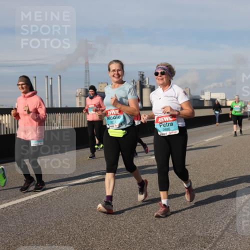 03.10.2025 - Köhlbrandbrückenlauf Lena Gebhardt http://msf.ph/oto/9102232 03.10.2025 10:11:52 Position 2 2894, 2895 meine-sportfotos.de