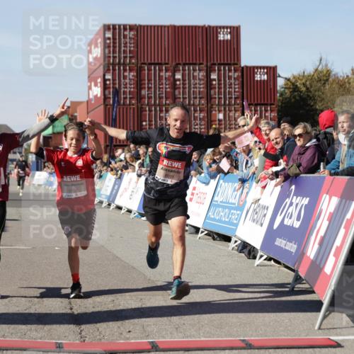 03.10.2025 - Köhlbrandbrückenlauf Jannik Wohlers http://msf.ph/oto/9102234 03.10.2025 12:57:21 Ziel 4150, 4186, 4251, 5699, 5926, 6015, 6629, 6819 meine-sportfotos.de