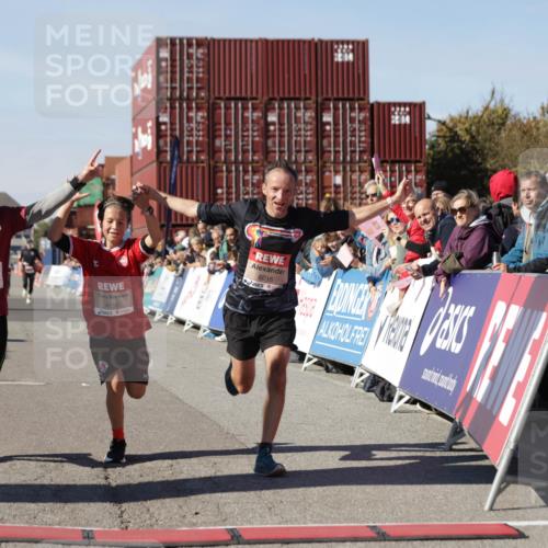 03.10.2025 - Köhlbrandbrückenlauf Jannik Wohlers http://msf.ph/oto/9102246 03.10.2025 12:57:21 Ziel 4150, 4186, 4251, 5699, 5926, 6015, 6629, 6819 meine-sportfotos.de