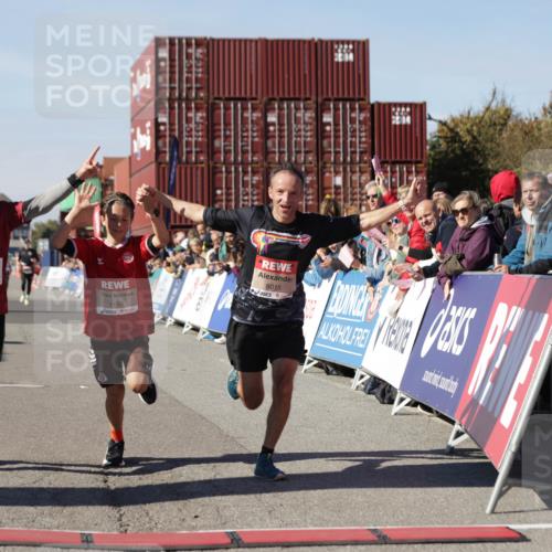 03.10.2025 - Köhlbrandbrückenlauf Jannik Wohlers http://msf.ph/oto/9102258 03.10.2025 12:57:21 Ziel 4150, 4186, 4251, 5699, 5926, 6015, 6629, 6819 meine-sportfotos.de