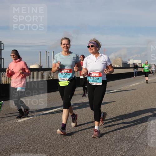 03.10.2025 - Köhlbrandbrückenlauf Lena Gebhardt http://msf.ph/oto/9102260 03.10.2025 10:11:52 Position 2 2894, 2895 meine-sportfotos.de