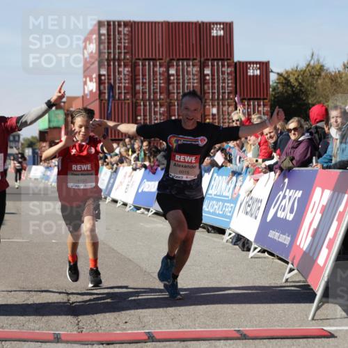 03.10.2025 - Köhlbrandbrückenlauf Jannik Wohlers http://msf.ph/oto/9102276 03.10.2025 12:57:21 Ziel 4150, 4186, 4251, 5699, 5926, 6015, 6629, 6819 meine-sportfotos.de