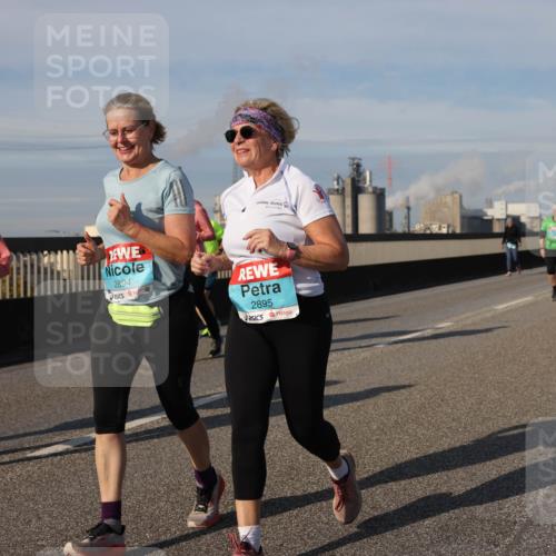 03.10.2025 - Köhlbrandbrückenlauf Lena Gebhardt http://msf.ph/oto/9102286 03.10.2025 10:11:52 Position 2 2894, 2895 meine-sportfotos.de