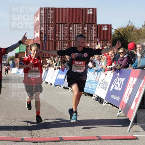 03.10.2025 - Köhlbrandbrückenlauf Jannik Wohlers http://msf.ph/oto/9102290 03.10.2025 12:57:21 Ziel 4150, 4186, 4251, 5699, 5926, 6015, 6629, 6819 meine-sportfotos.de