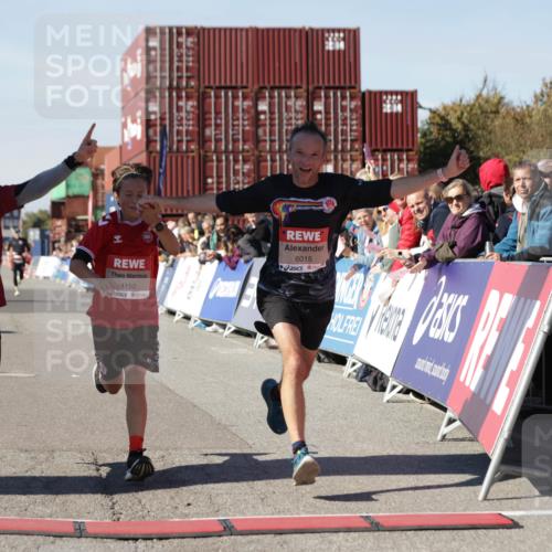 03.10.2025 - Köhlbrandbrückenlauf Jannik Wohlers http://msf.ph/oto/9102298 03.10.2025 12:57:21 Ziel 4150, 4186, 4251, 5699, 5926, 6015, 6629, 6819 meine-sportfotos.de