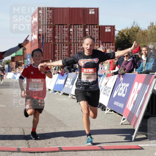 03.10.2025 - Köhlbrandbrückenlauf Jannik Wohlers http://msf.ph/oto/9102314 03.10.2025 12:57:21 Ziel 4150, 4186, 4251, 5699, 5926, 6015, 6629, 6819 meine-sportfotos.de