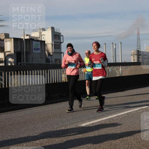 03.10.2025 - Köhlbrandbrückenlauf Lena Gebhardt http://msf.ph/oto/9102329 03.10.2025 10:11:53 Position 2 2002 meine-sportfotos.de