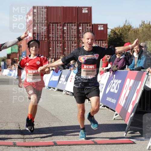 03.10.2025 - Köhlbrandbrückenlauf Jannik Wohlers http://msf.ph/oto/9102338 03.10.2025 12:57:21 Ziel 4150, 4186, 4251, 5699, 5926, 6015, 6629, 6819 meine-sportfotos.de