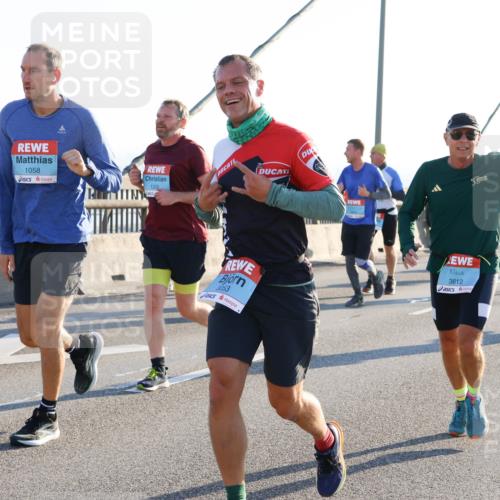 03.10.2025 - Köhlbrandbrückenlauf Strokosch-Dieckow http://msf.ph/oto/9102352 03.10.2025 09:24:00 Position 1 1058, 1309, 3053, 3812 meine-sportfotos.de