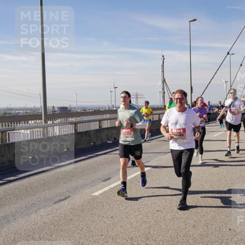 03.10.2025 - Köhlbrandbrückenlauf Michael Burmester http://msf.ph/oto/9102356 03.10.2025 12:47:23 Position 2 4474 meine-sportfotos.de