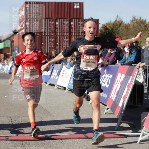 03.10.2025 - Köhlbrandbrückenlauf Jannik Wohlers http://msf.ph/oto/9102358 03.10.2025 12:57:21 Ziel 4150, 4186, 4251, 5699, 5926, 6015, 6629, 6819 meine-sportfotos.de