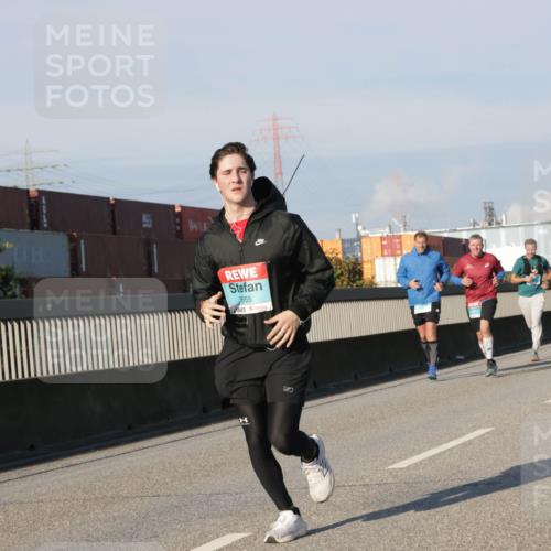 03.10.2025 - Köhlbrandbrückenlauf Jannik Wohlers http://msf.ph/oto/9102377 03.10.2025 09:49:31 Position 3 3655, 102 meine-sportfotos.de