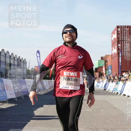 03.10.2025 - Köhlbrandbrückenlauf Jannik Wohlers http://msf.ph/oto/9102385 03.10.2025 12:57:22 Ziel 4150, 4186, 4251, 5699, 5926, 6015 meine-sportfotos.de