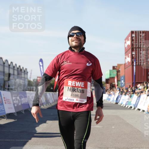 03.10.2025 - Köhlbrandbrückenlauf Jannik Wohlers http://msf.ph/oto/9102394 03.10.2025 12:57:22 Ziel 4150, 4186, 4251, 5699, 5926, 6015 meine-sportfotos.de