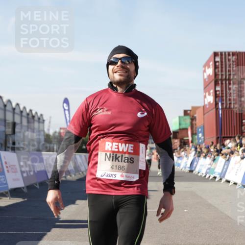 03.10.2025 - Köhlbrandbrückenlauf Jannik Wohlers http://msf.ph/oto/9102406 03.10.2025 12:57:22 Ziel 4150, 4186, 4251, 5699, 5926, 6015 meine-sportfotos.de