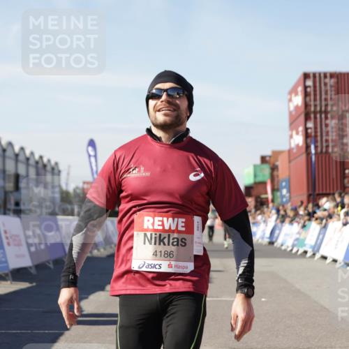 03.10.2025 - Köhlbrandbrückenlauf Jannik Wohlers http://msf.ph/oto/9102414 03.10.2025 12:57:22 Ziel 4150, 4186, 4251, 5699, 5926, 6015 meine-sportfotos.de