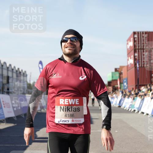 03.10.2025 - Köhlbrandbrückenlauf Jannik Wohlers http://msf.ph/oto/9102426 03.10.2025 12:57:22 Ziel 4150, 4186, 4251, 5699, 5926, 6015 meine-sportfotos.de