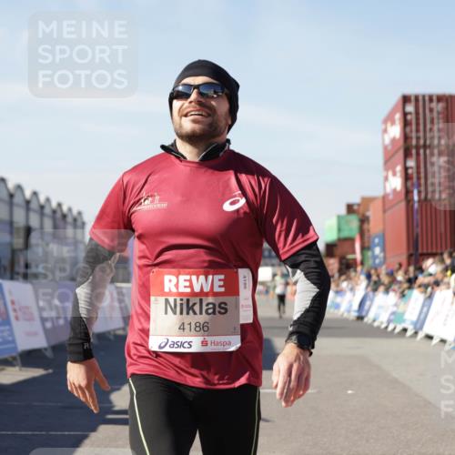 03.10.2025 - Köhlbrandbrückenlauf Jannik Wohlers http://msf.ph/oto/9102436 03.10.2025 12:57:22 Ziel 4150, 4186, 4251, 5699, 5926, 6015 meine-sportfotos.de