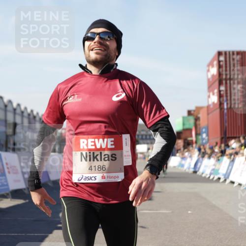 03.10.2025 - Köhlbrandbrückenlauf Jannik Wohlers http://msf.ph/oto/9102447 03.10.2025 12:57:22 Ziel 4150, 4186, 4251, 5699, 5926, 6015 meine-sportfotos.de