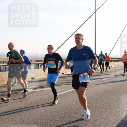 03.10.2025 - Köhlbrandbrückenlauf Strokosch-Dieckow http://msf.ph/oto/9102449 03.10.2025 09:24:13 Position 1 1, 3156, 1357 meine-sportfotos.de