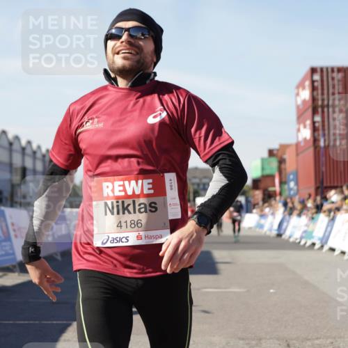 03.10.2025 - Köhlbrandbrückenlauf Jannik Wohlers http://msf.ph/oto/9102455 03.10.2025 12:57:22 Ziel 4150, 4186, 4251, 5699, 5926, 6015 meine-sportfotos.de