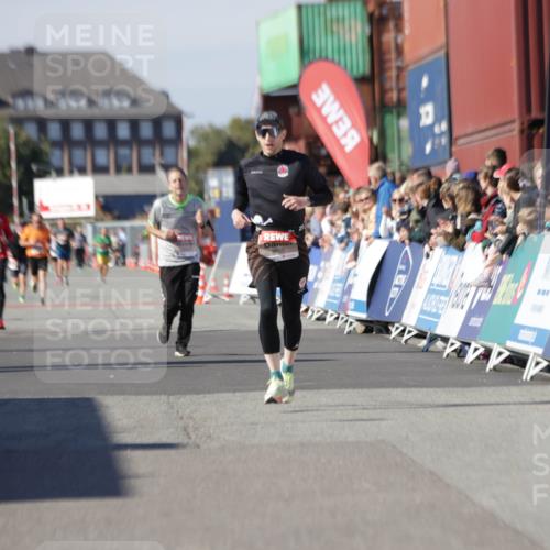 03.10.2025 - Köhlbrandbrückenlauf Jannik Wohlers http://msf.ph/oto/9102465 03.10.2025 12:57:25 Ziel 4150, 4186, 4251, 5926, 6015, 6020 meine-sportfotos.de