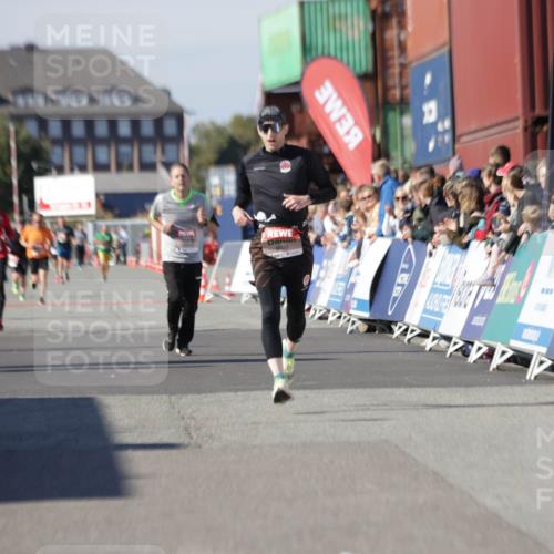 03.10.2025 - Köhlbrandbrückenlauf Jannik Wohlers http://msf.ph/oto/9102473 03.10.2025 12:57:25 Ziel 4150, 4186, 4251, 5926, 6015, 6020 meine-sportfotos.de