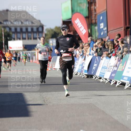 03.10.2025 - Köhlbrandbrückenlauf Jannik Wohlers http://msf.ph/oto/9102485 03.10.2025 12:57:25 Ziel 4150, 4186, 4251, 5926, 6015, 6020 meine-sportfotos.de