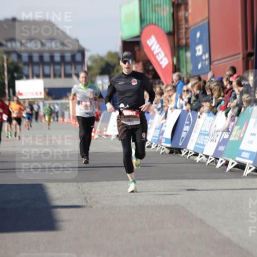 03.10.2025 - Köhlbrandbrückenlauf Jannik Wohlers http://msf.ph/oto/9102496 03.10.2025 12:57:25 Ziel 4150, 4186, 4251, 5926, 6015, 6020 meine-sportfotos.de