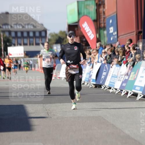 03.10.2025 - Köhlbrandbrückenlauf Jannik Wohlers http://msf.ph/oto/9102509 03.10.2025 12:57:26 Ziel 4150, 4186, 4518, 6015, 6020 meine-sportfotos.de