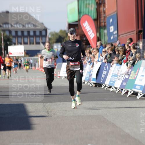 03.10.2025 - Köhlbrandbrückenlauf Jannik Wohlers http://msf.ph/oto/9102514 03.10.2025 12:57:26 Ziel 4150, 4186, 4518, 6015, 6020 meine-sportfotos.de