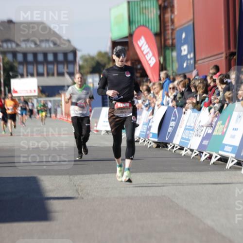 03.10.2025 - Köhlbrandbrückenlauf Jannik Wohlers http://msf.ph/oto/9102522 03.10.2025 12:57:26 Ziel 4150, 4186, 4518, 6015, 6020 meine-sportfotos.de
