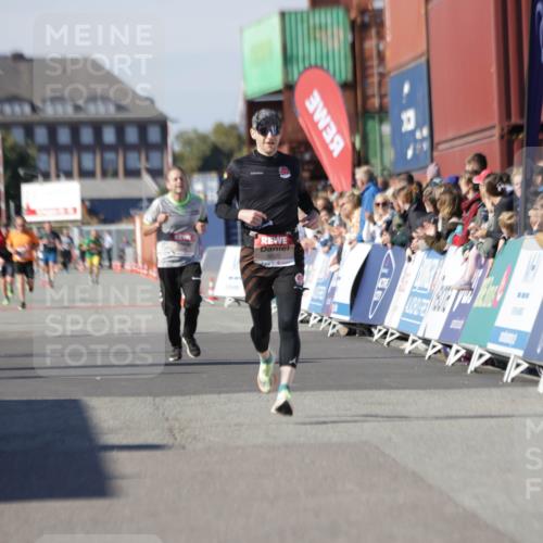 03.10.2025 - Köhlbrandbrückenlauf Jannik Wohlers http://msf.ph/oto/9102535 03.10.2025 12:57:26 Ziel 4150, 4186, 4518, 6015, 6020 meine-sportfotos.de